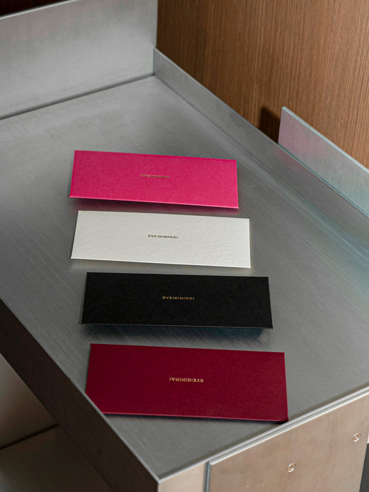 SVEIKINIMAI vokas SS’25 – aukštos kokybės folijavimas (4 spalvų pasirinkimas)